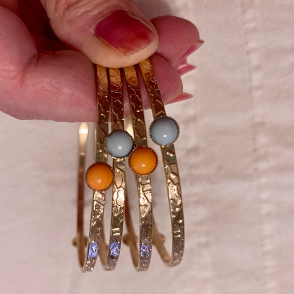 Pretty set of 4 Bangles with colored beads. - Picture 5 of 9